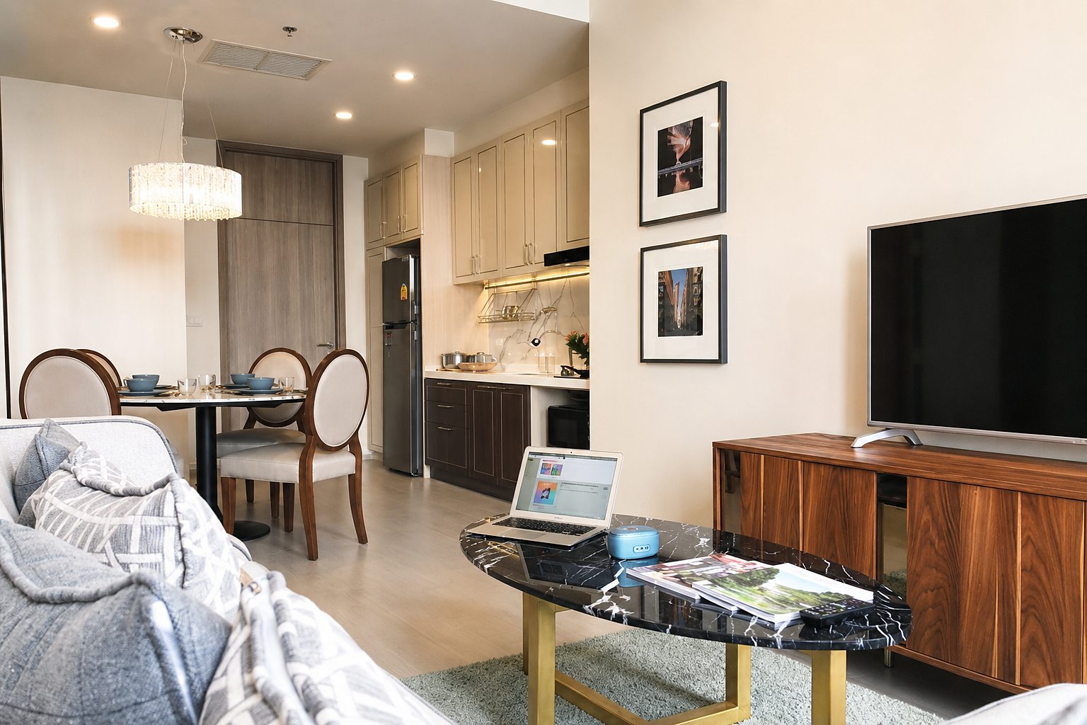 Noble Ploenchit: Living and dining area