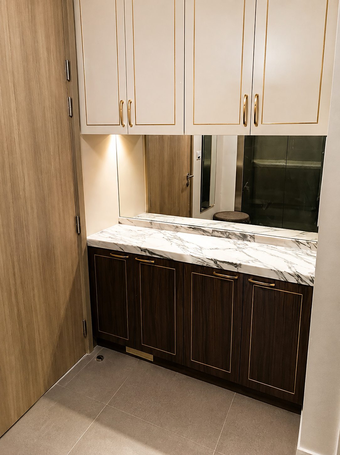 Noble Ploenchit: Vanity and storage area