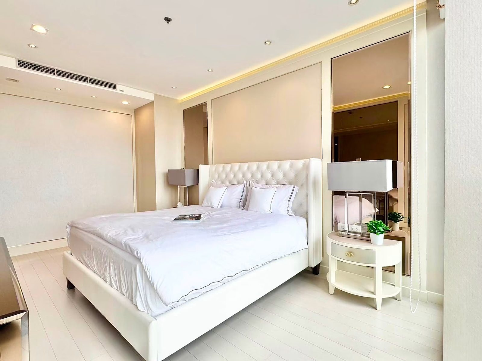 Noble Ploenchit: Master bedroom
