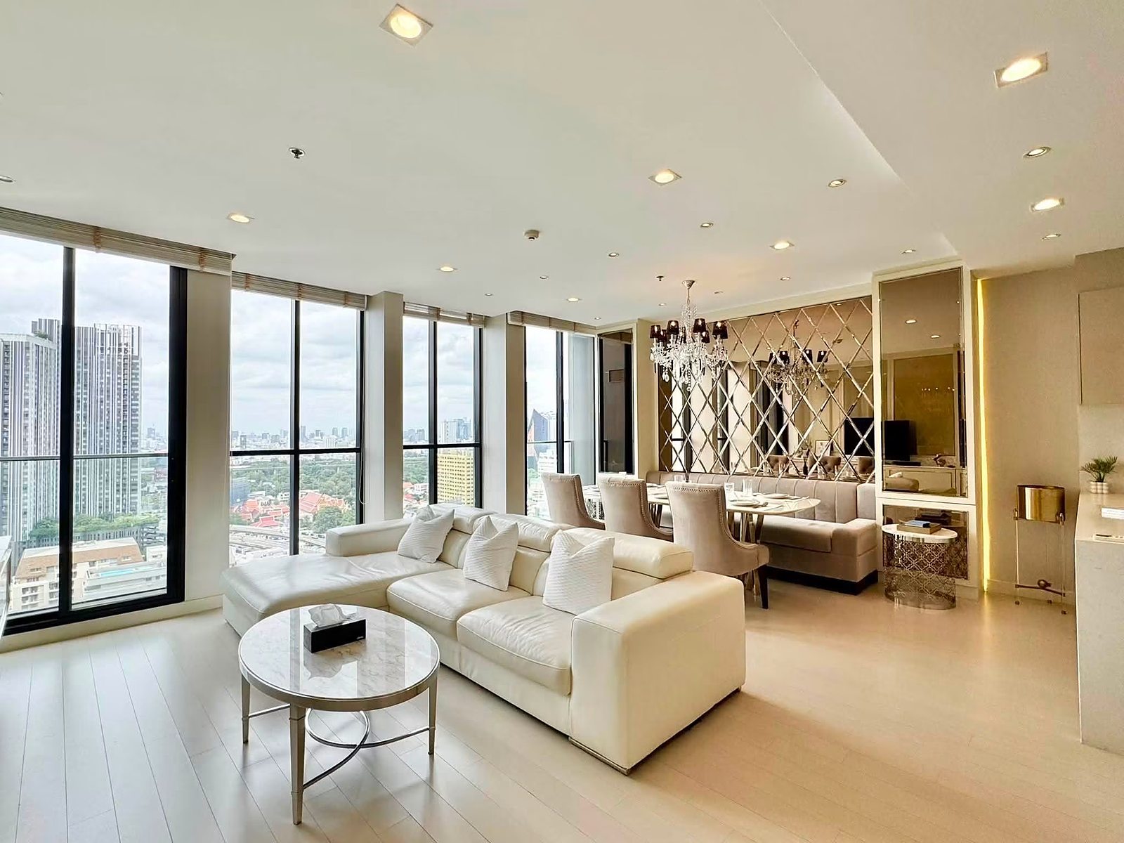 Noble Ploenchit: Living and dining area