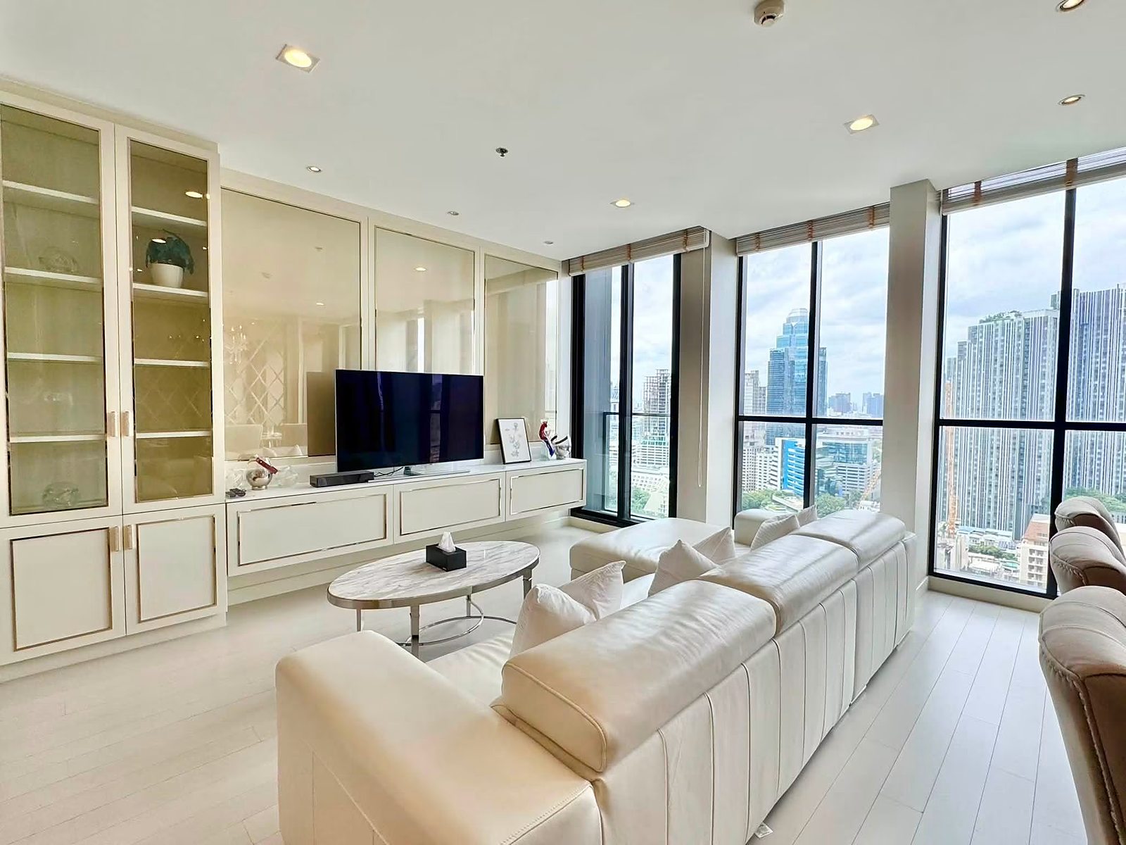 Noble Ploenchit: Living room