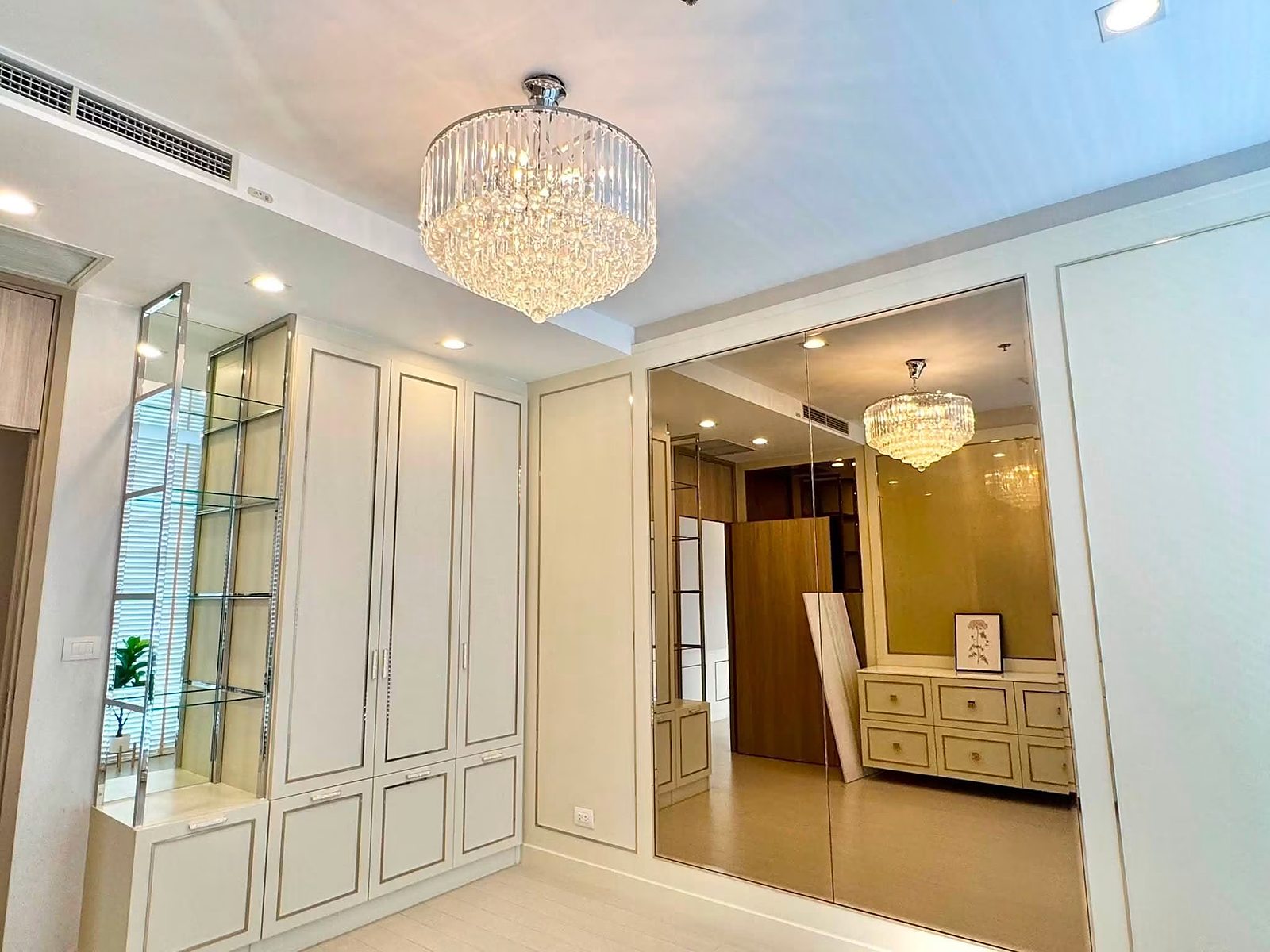 Noble Ploenchit: Wardrobe area
