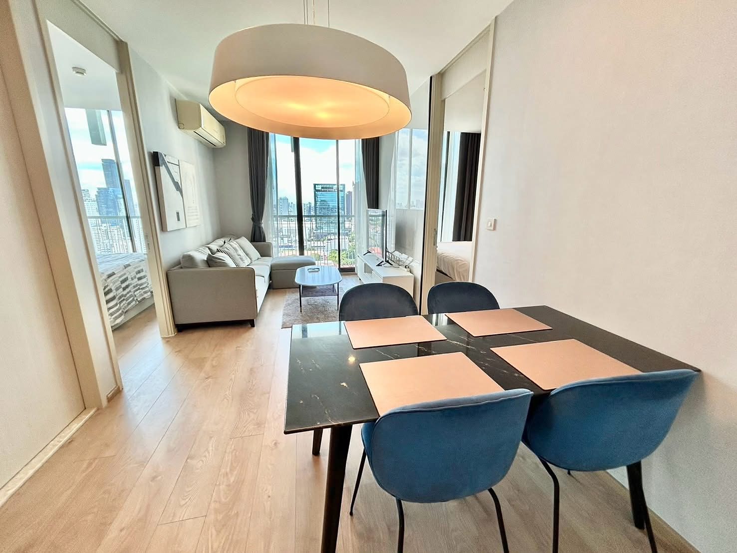 Noble Recole Sukhumvit 19: Dining and living area