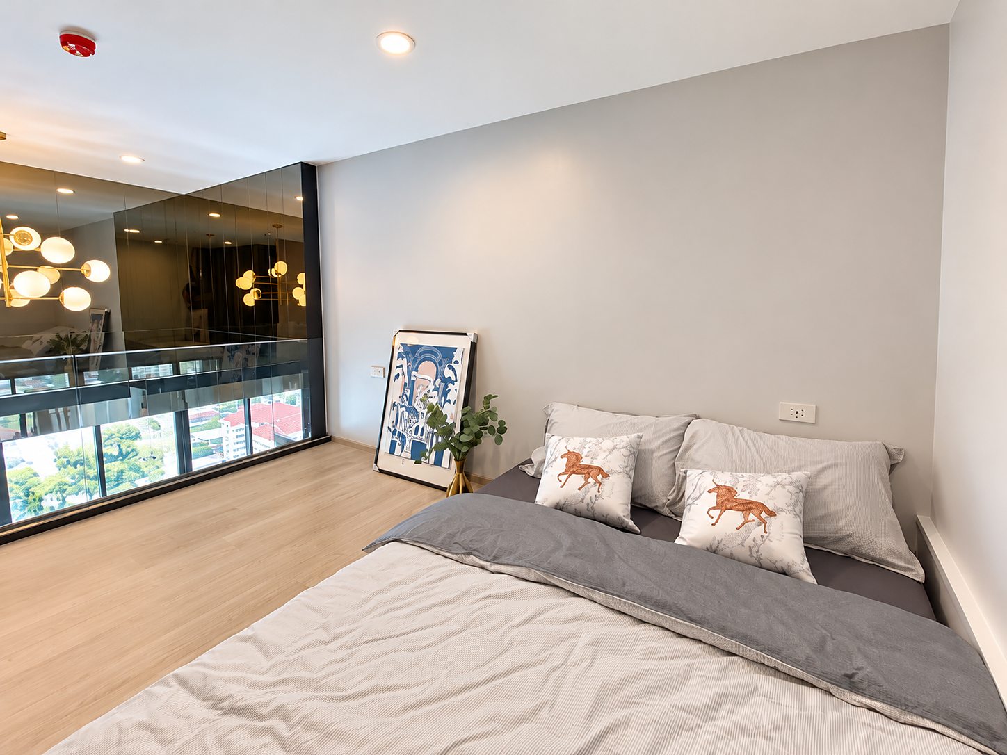 Noble Recole Sukhumvit 19: Upper-level bedroom