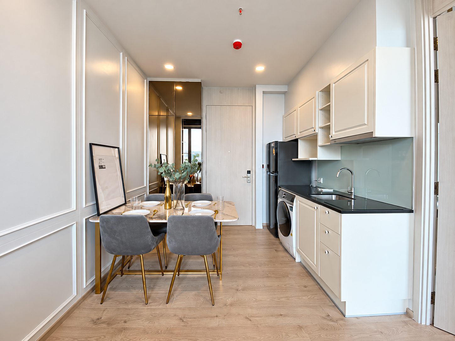Noble Recole Sukhumvit 19: Kitchen and dining area