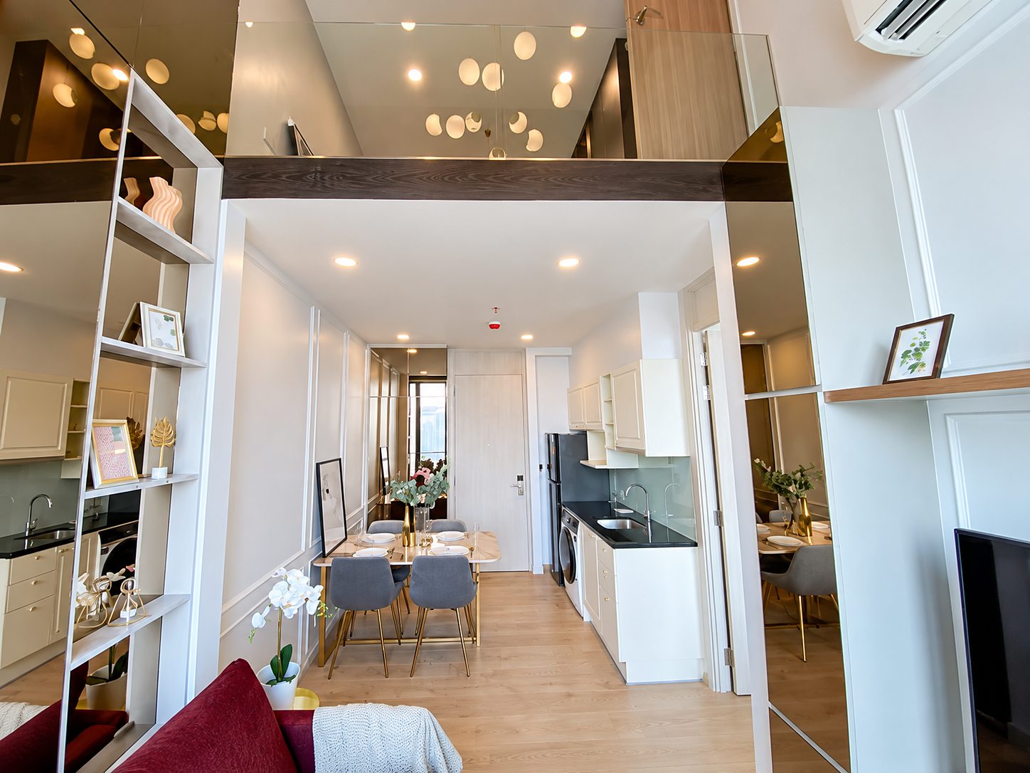 Noble Recole Sukhumvit 19: Kitchen and dining area