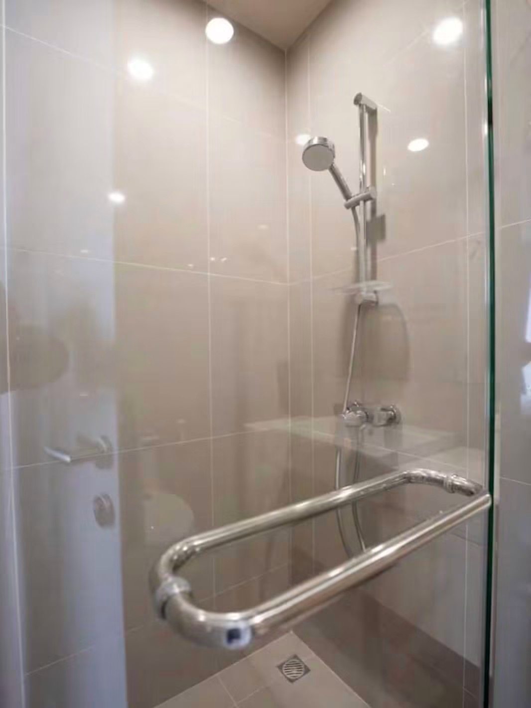 Noble Recole Sukhumvit 19: Glass shower