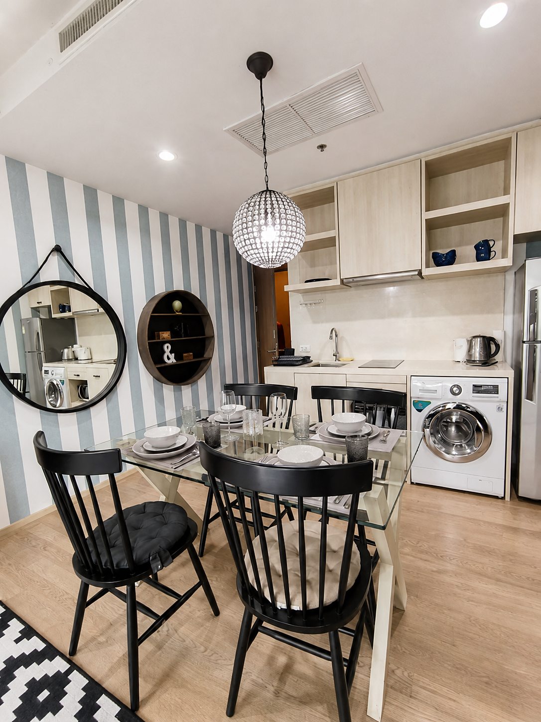 Noble Refine Sukhumvit 26: Dining area and kitchen
