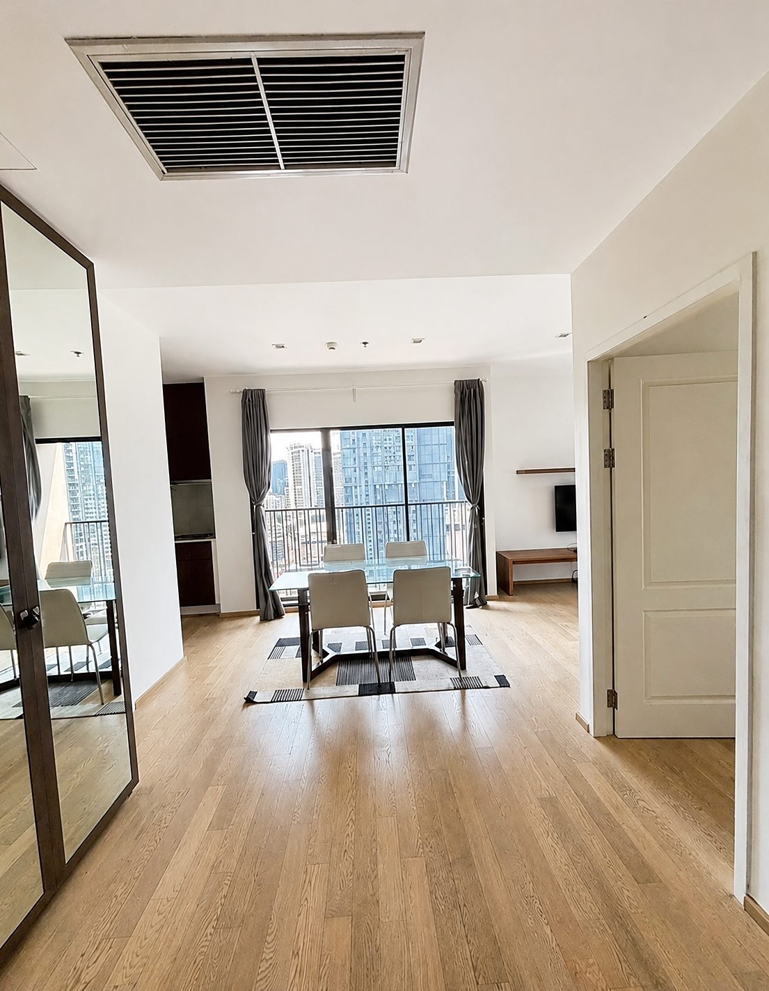 Noble Refine Sukhumvit 26: Open-plan living area