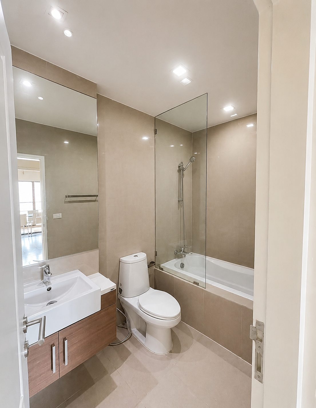 Noble Refine Sukhumvit 26: Bathroom with bathtub