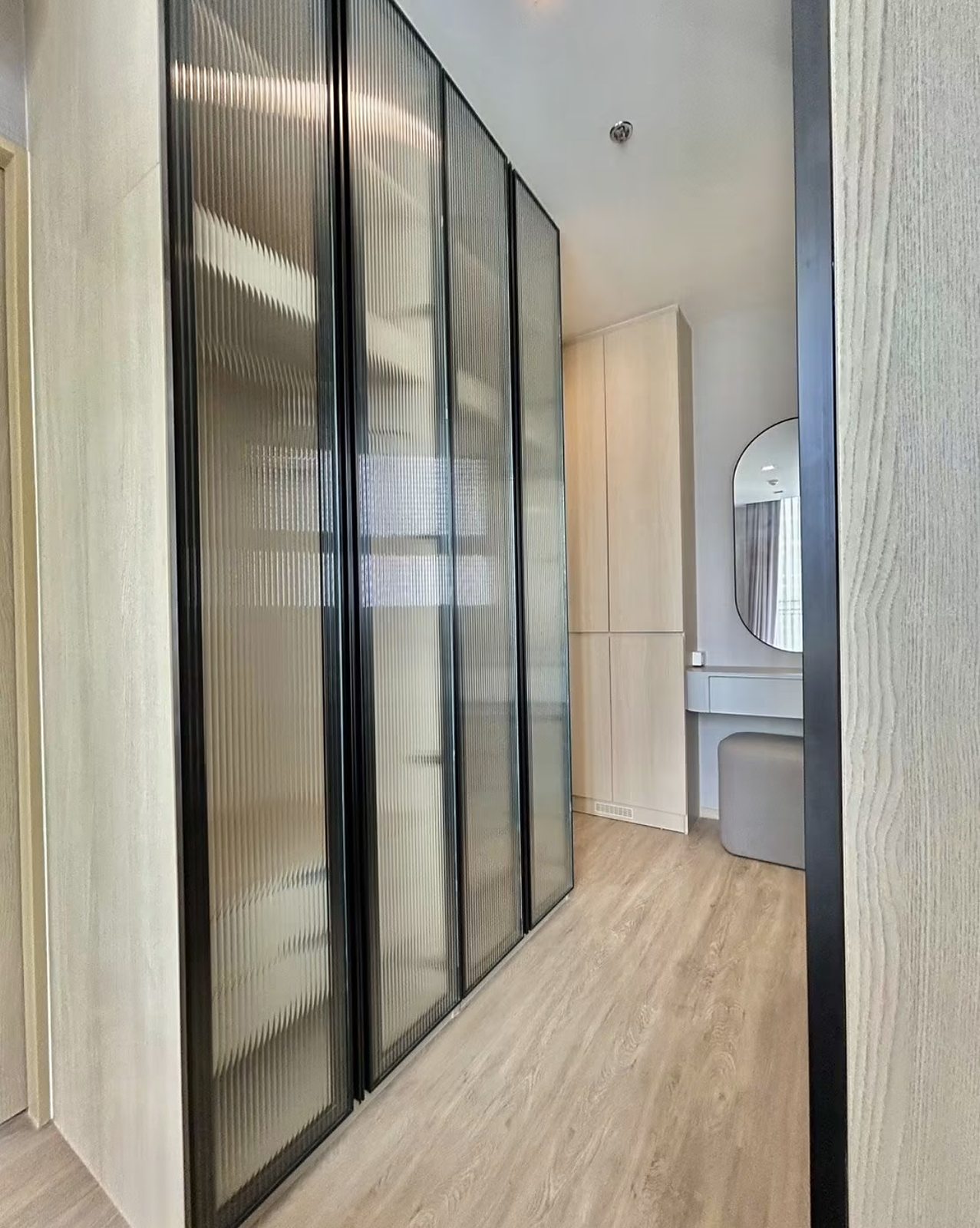 Noble State Sukhumvit 39: Wardrobe