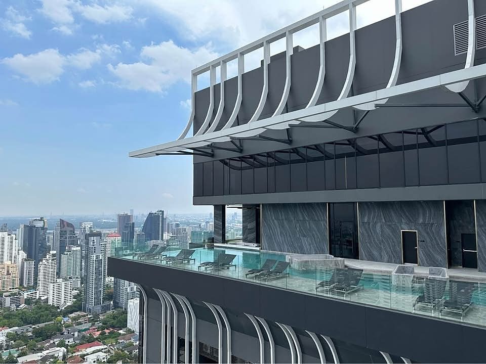 Park Origin Thonglor: Rooftop infinity pool [low resolution]
