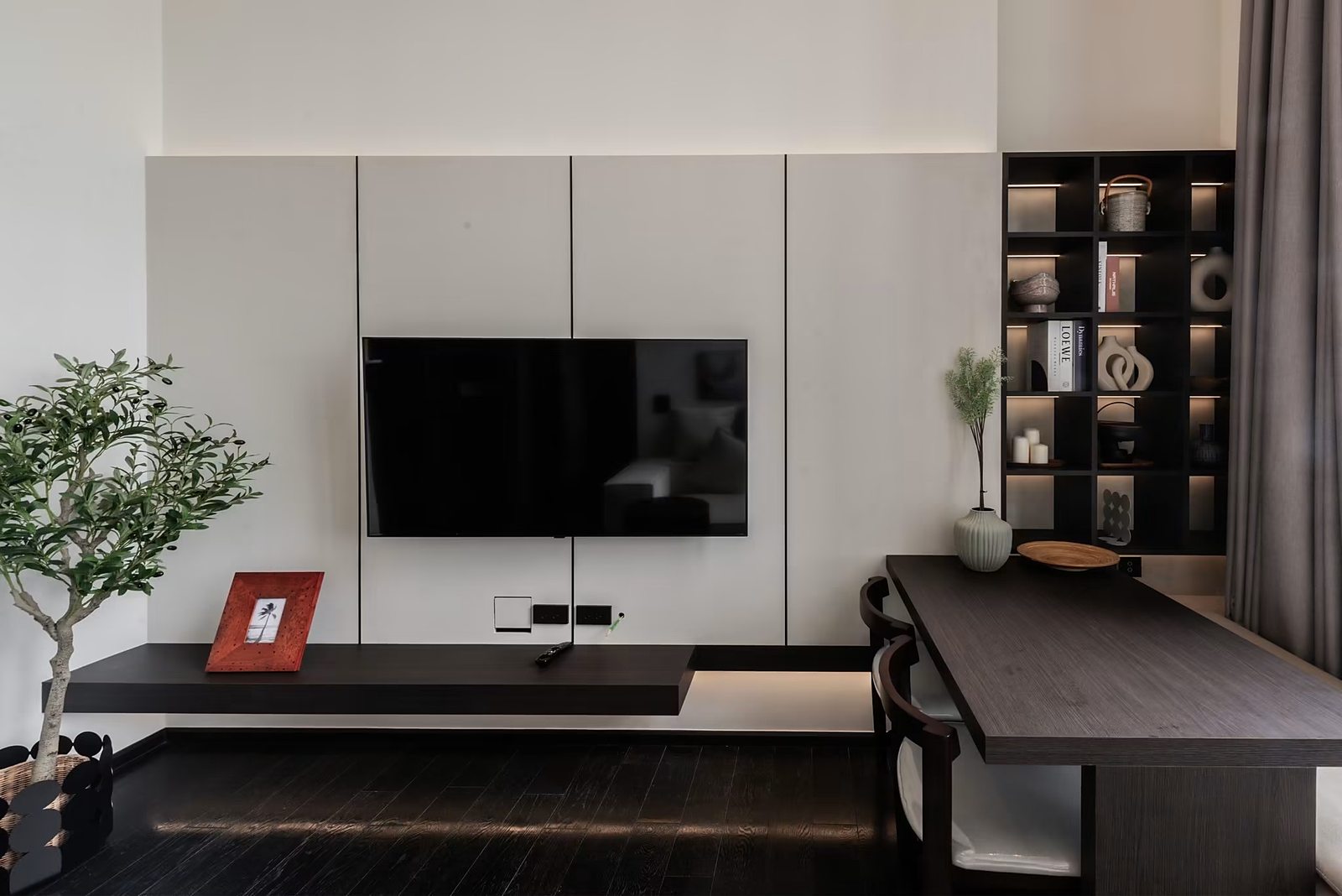 Park Origin Thonglor: Living area and desk