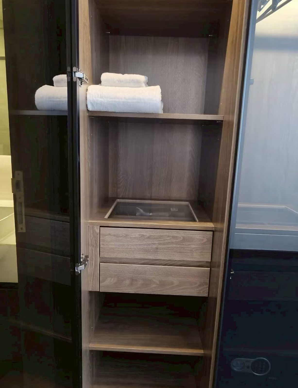 Park Origin Thonglor: Wardrobe