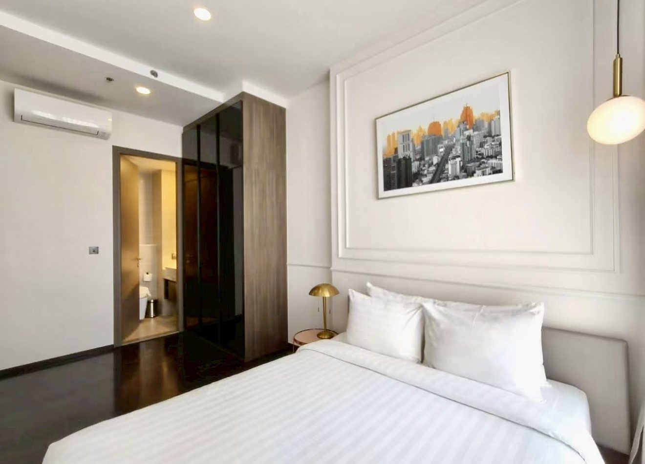 Park Origin Thonglor: Bedroom with wardrobe