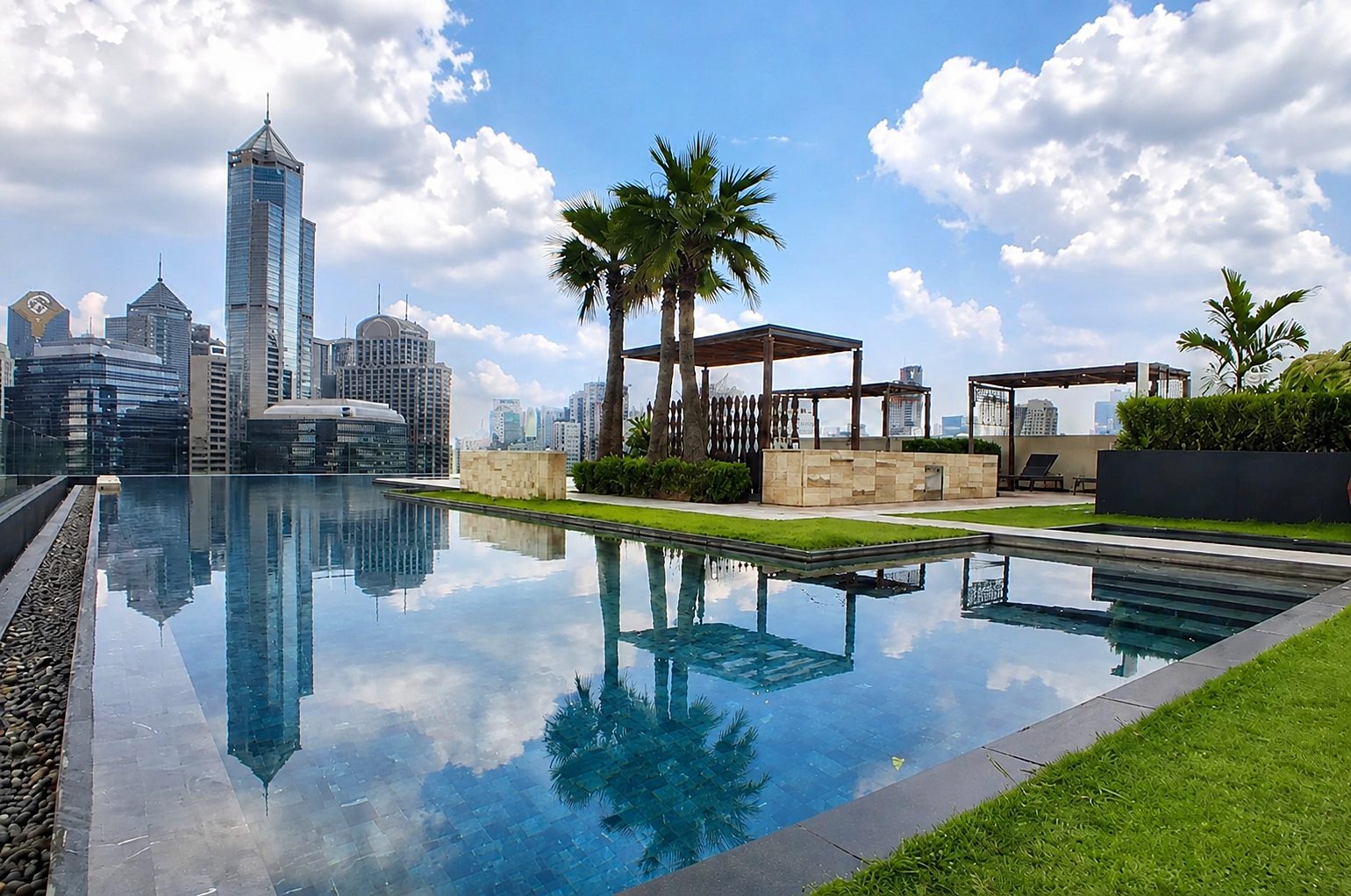 Prive by Sansiri: Rooftop swimming pool