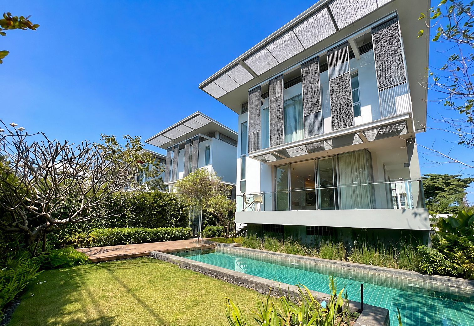3-Storey Private Pool House ซอยศูนย์วิจัย: Garden and private pool