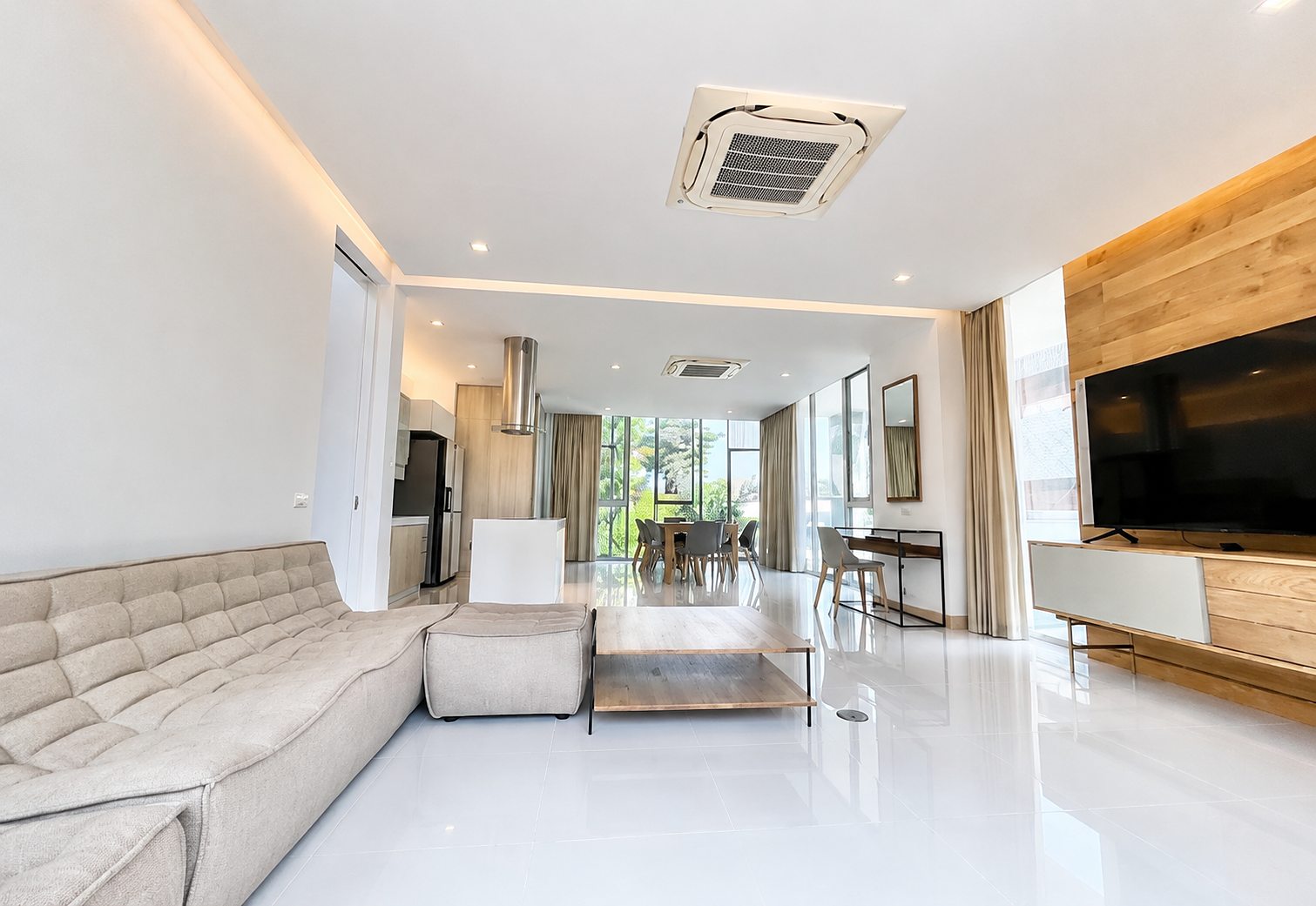 3-Storey Private Pool House ซอยศูนย์วิจัย: Living and dining area