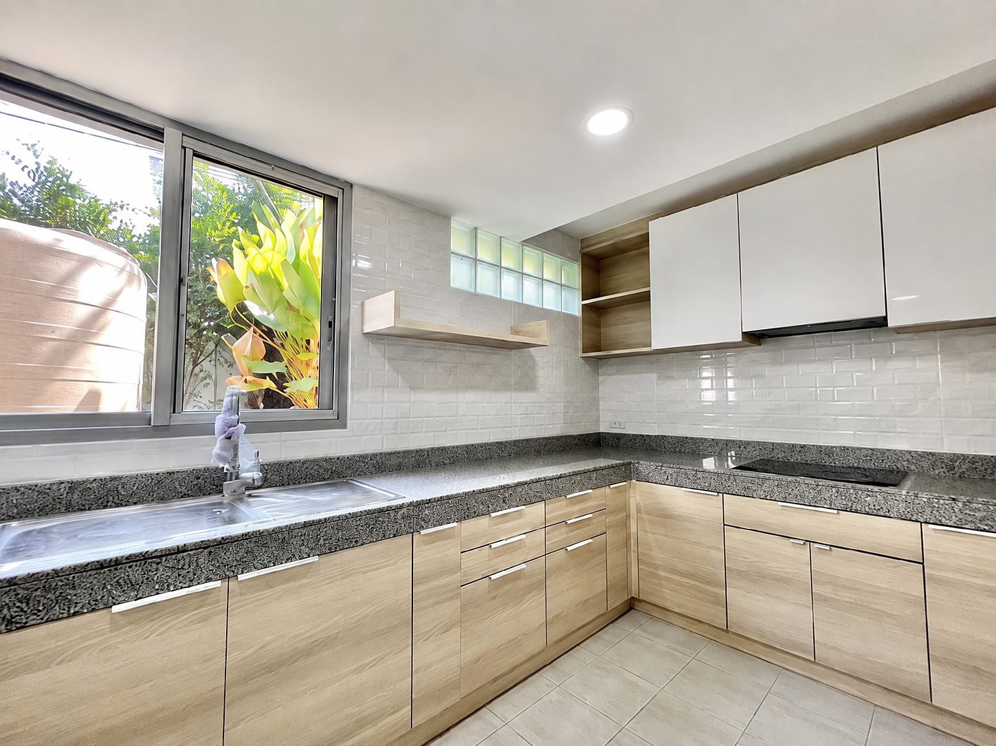 3-Storey Private Pool House ซอยศูนย์วิจัย: Kitchen