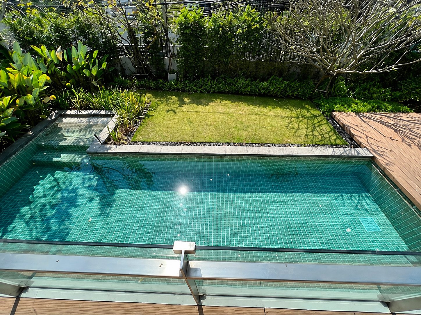 3-Storey Private Pool House ซอยศูนย์วิจัย: Private pool and garden
