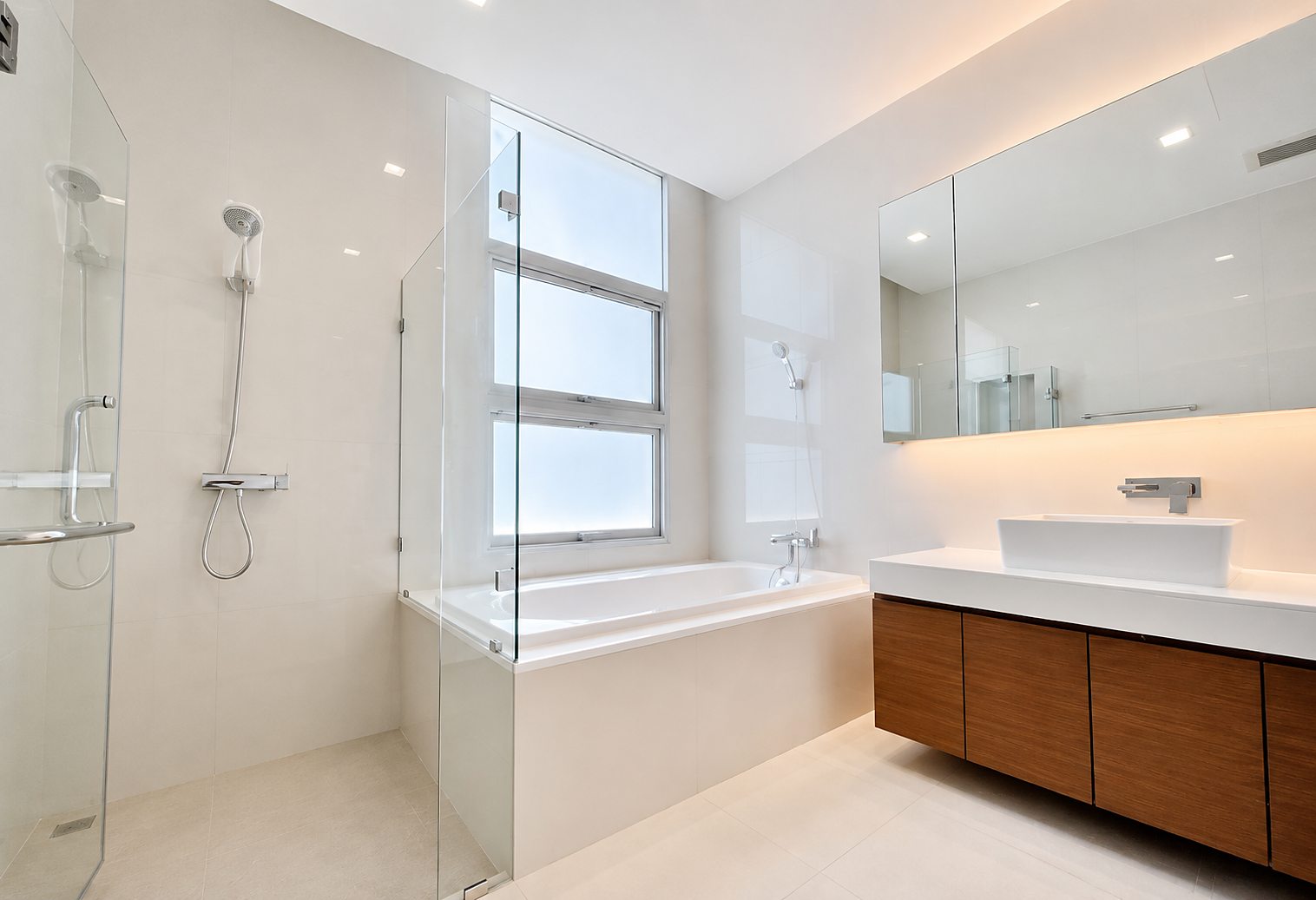 3-Storey Private Pool House ซอยศูนย์วิจัย: Bathroom with shower