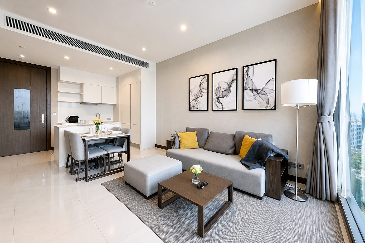 Q1 Sukhumvit: Living and dining area