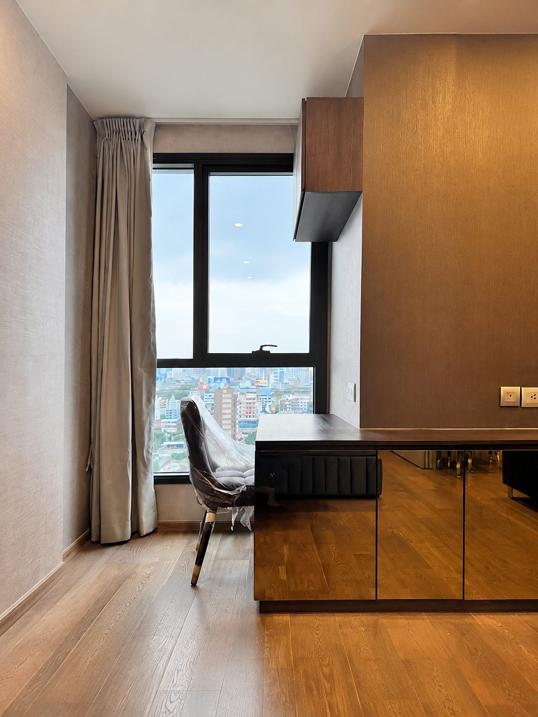 Q Chidlom: Desk area
