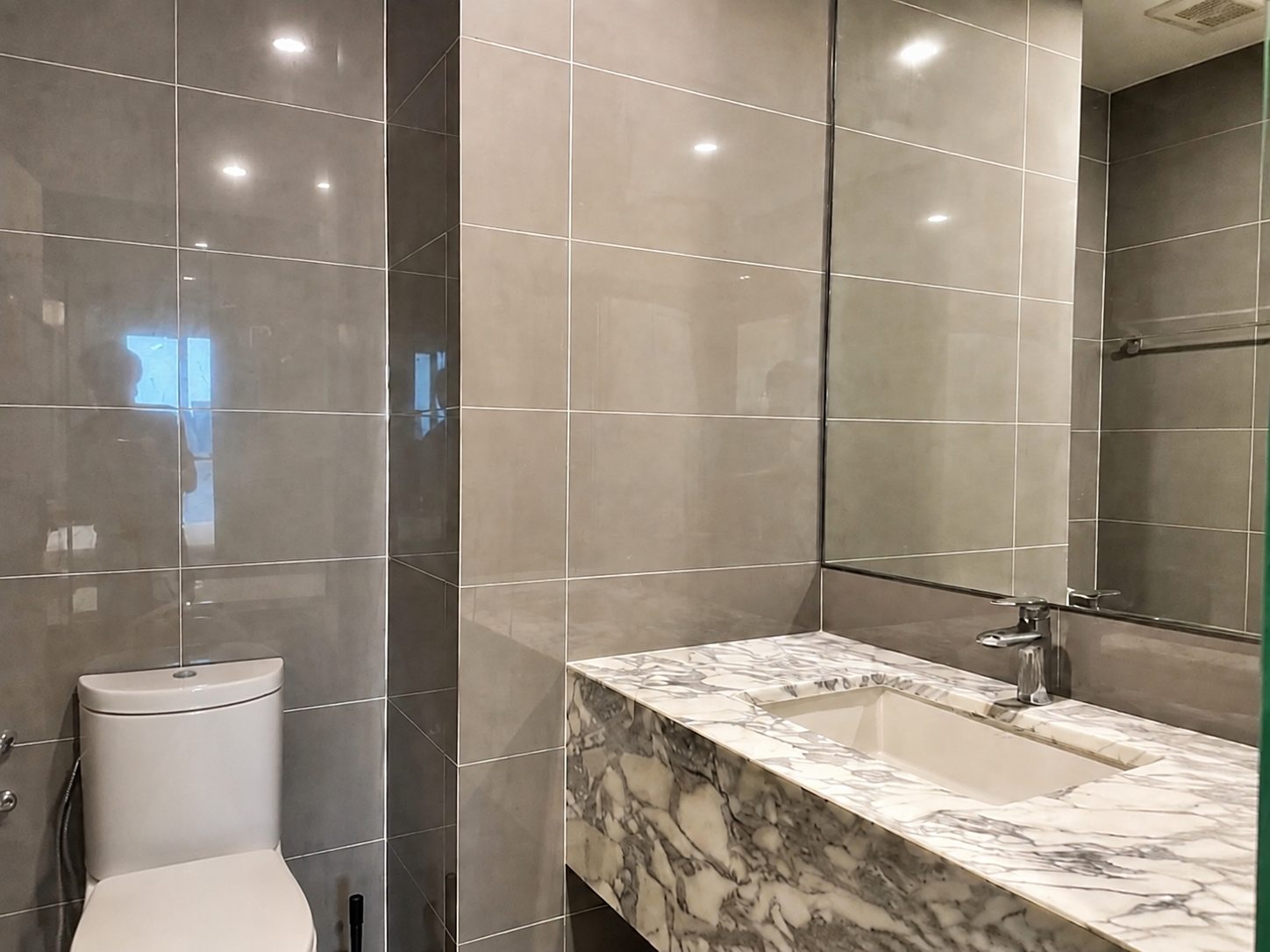 Q Chidlom: Bathroom