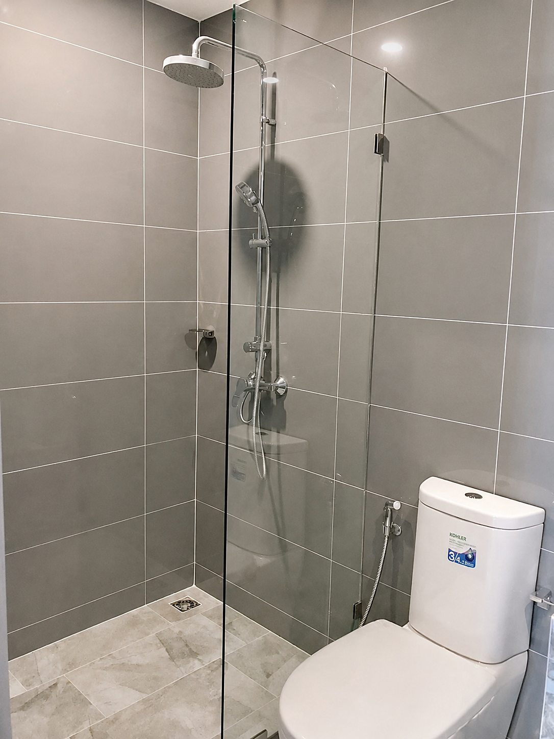 Q Chidlom: Bathroom