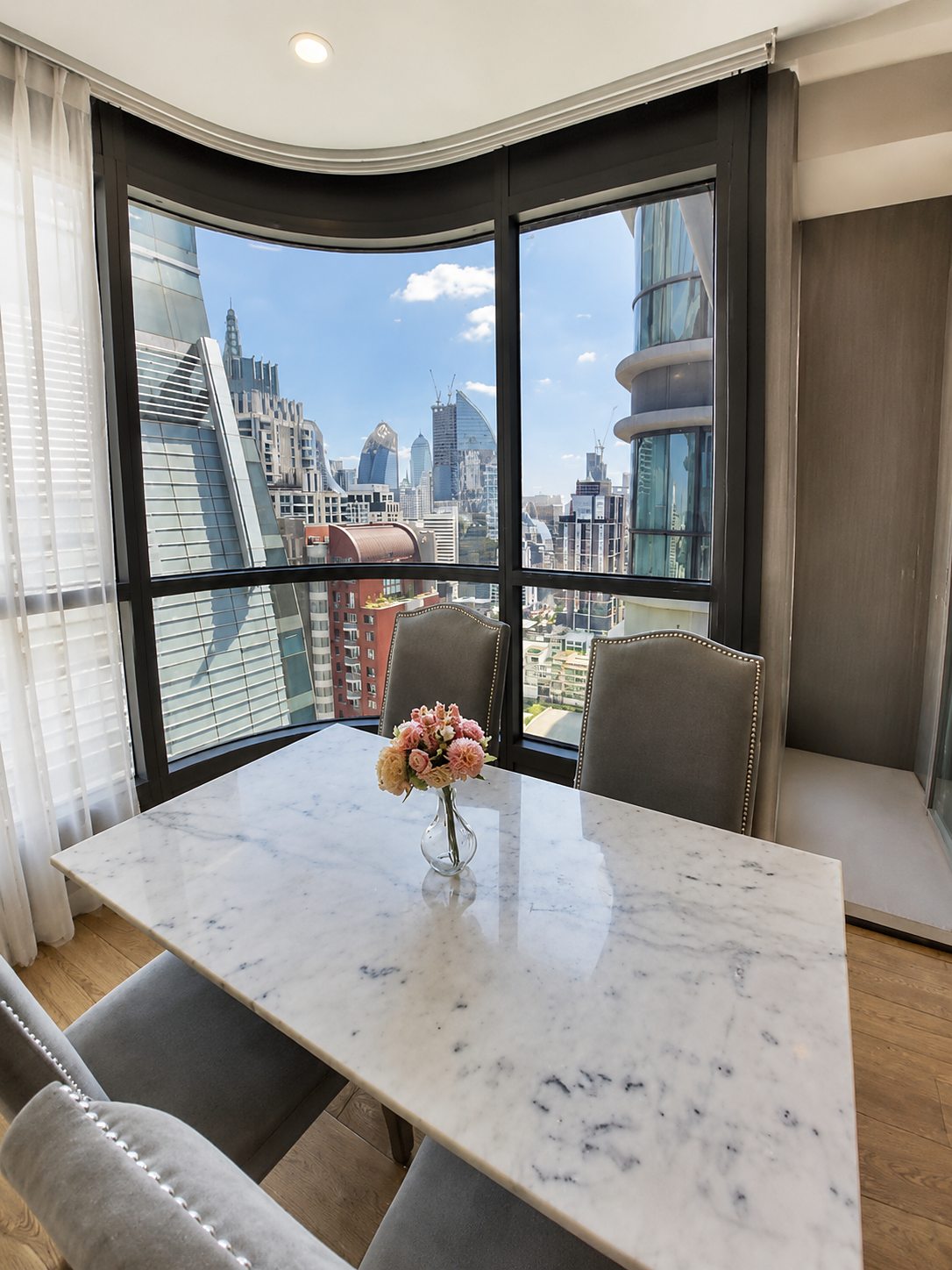 Q Chidlom: Dining area with city view