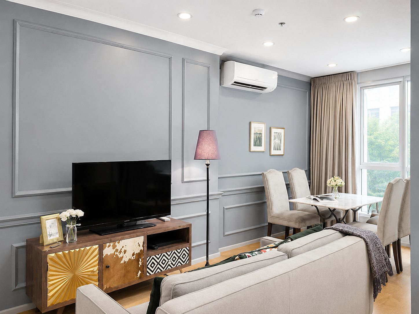 Q Chidlom: Living and dining room