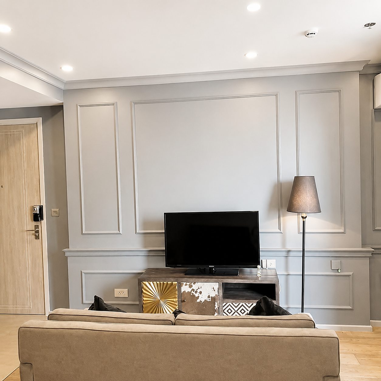 Q Chidlom: Living room