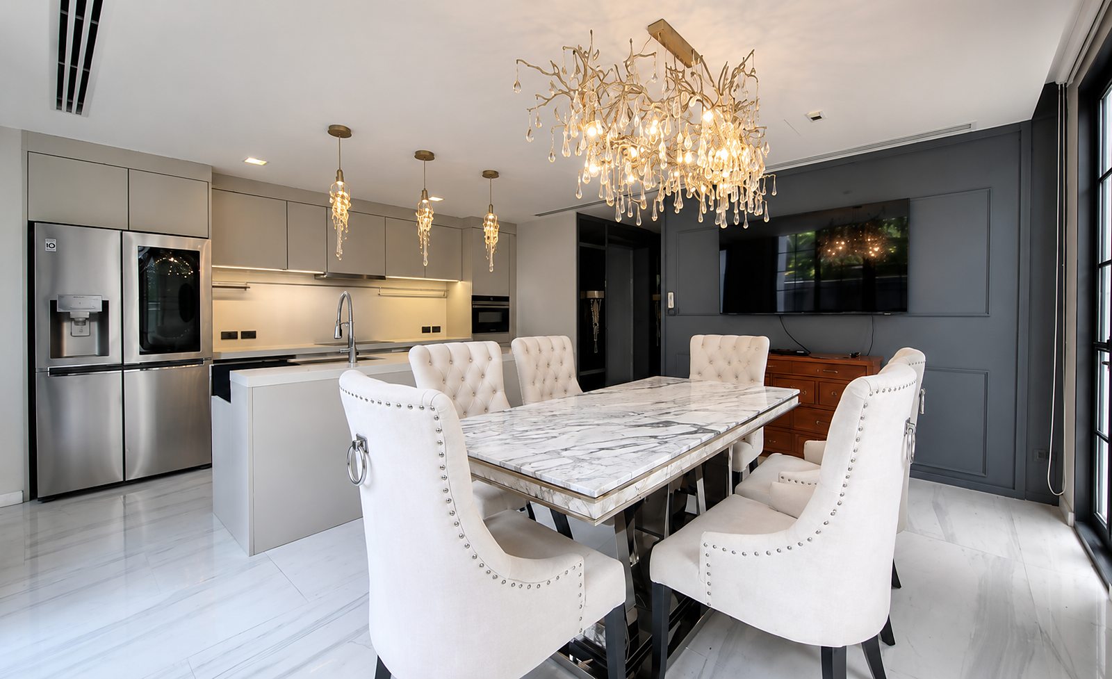 Quarter 31: Kitchen and dining area