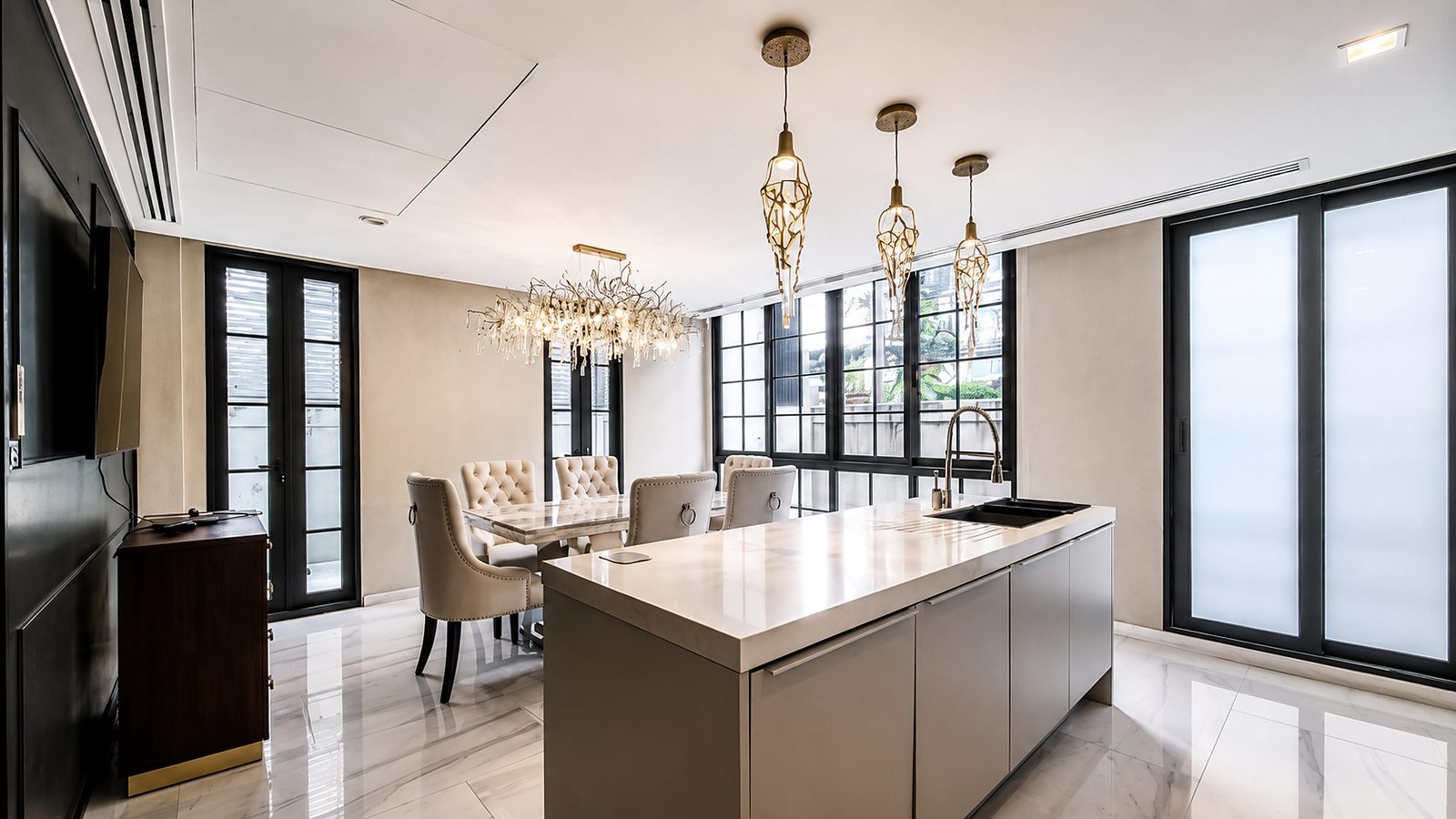 Quarter 31: Kitchen and dining area