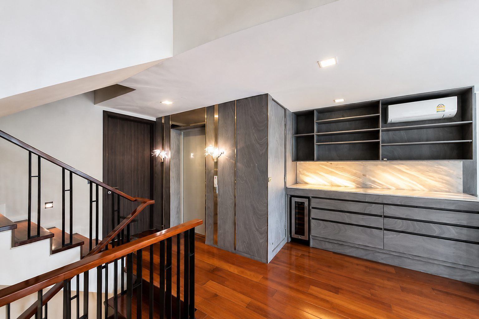 Quarter 31: Upper landing pantry