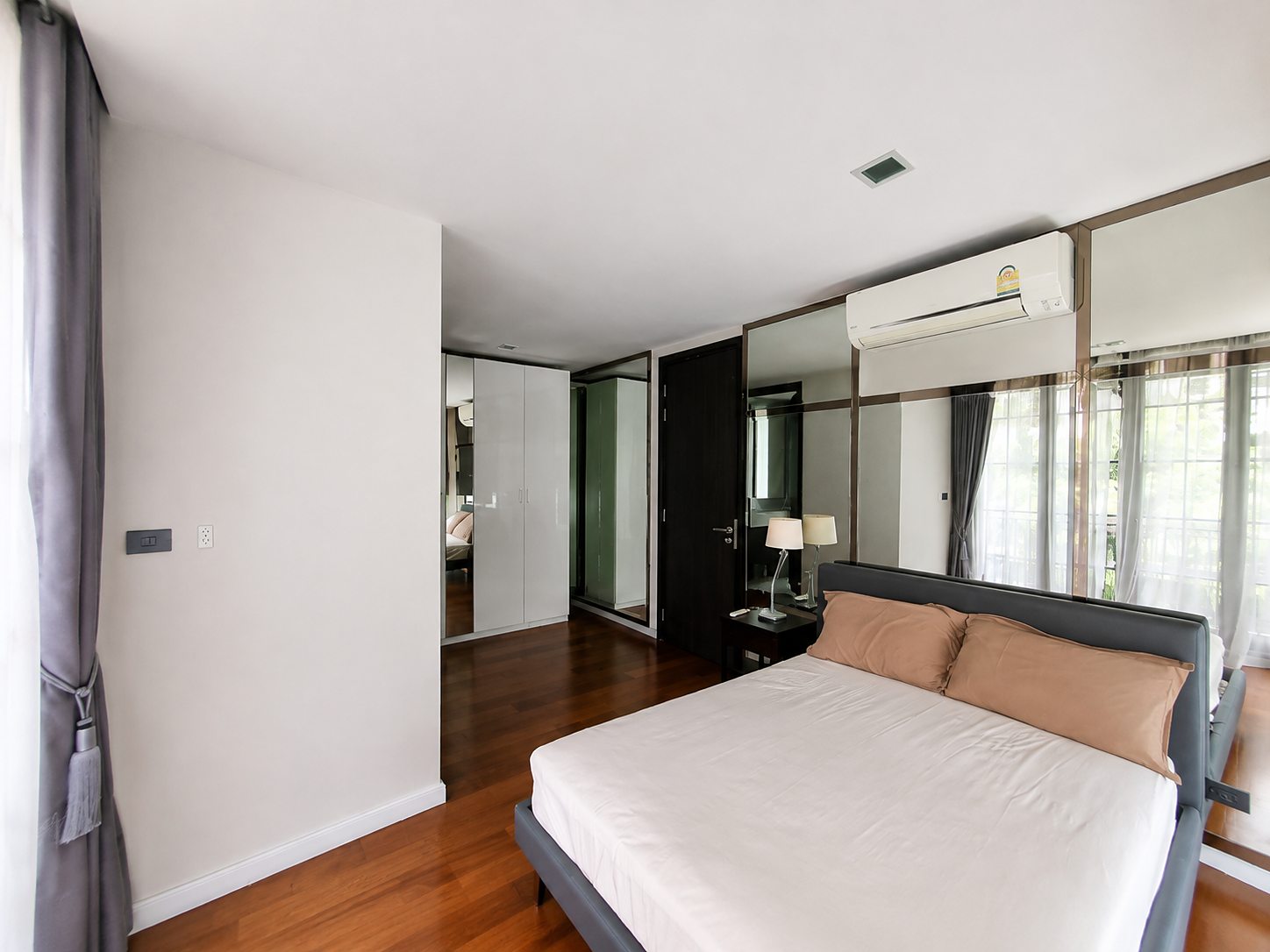 Quarter 31: Second bedroom