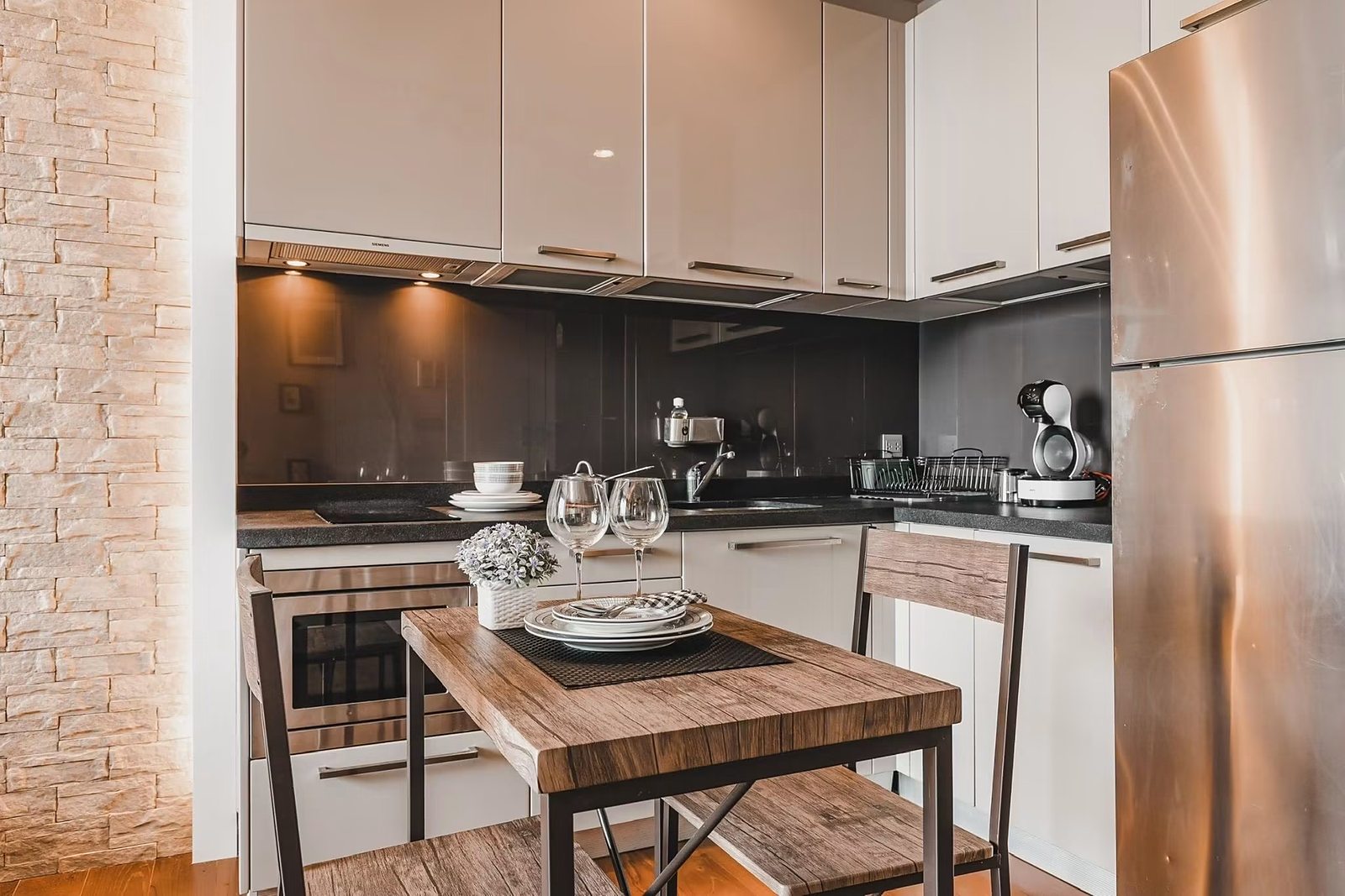 Quattro by Sansiri: Kitchen and dining table