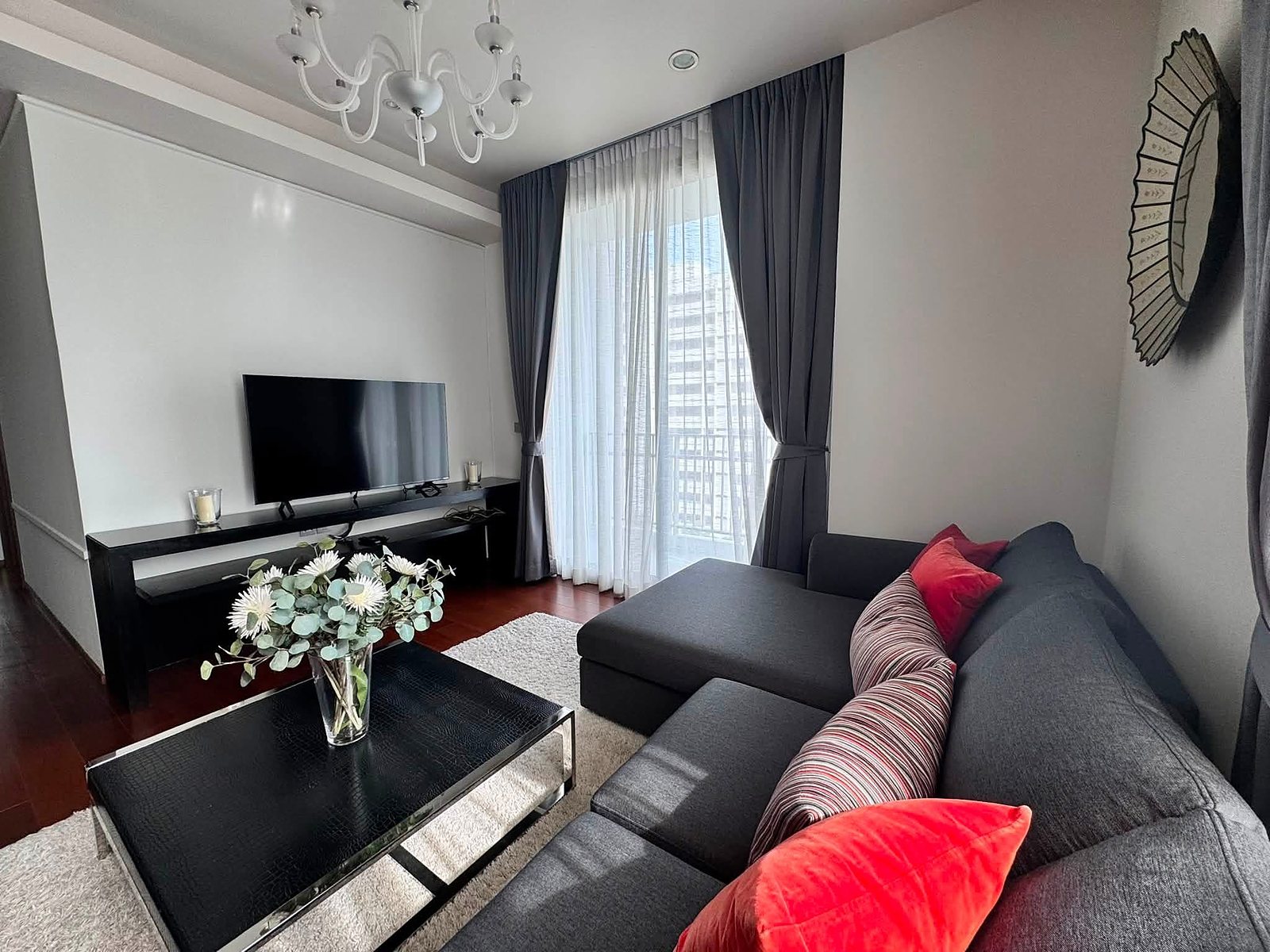 Quattro by Sansiri: Living room
