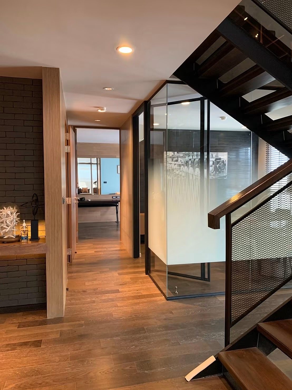 Rende Sukhumvit 23: Staircase and hallway