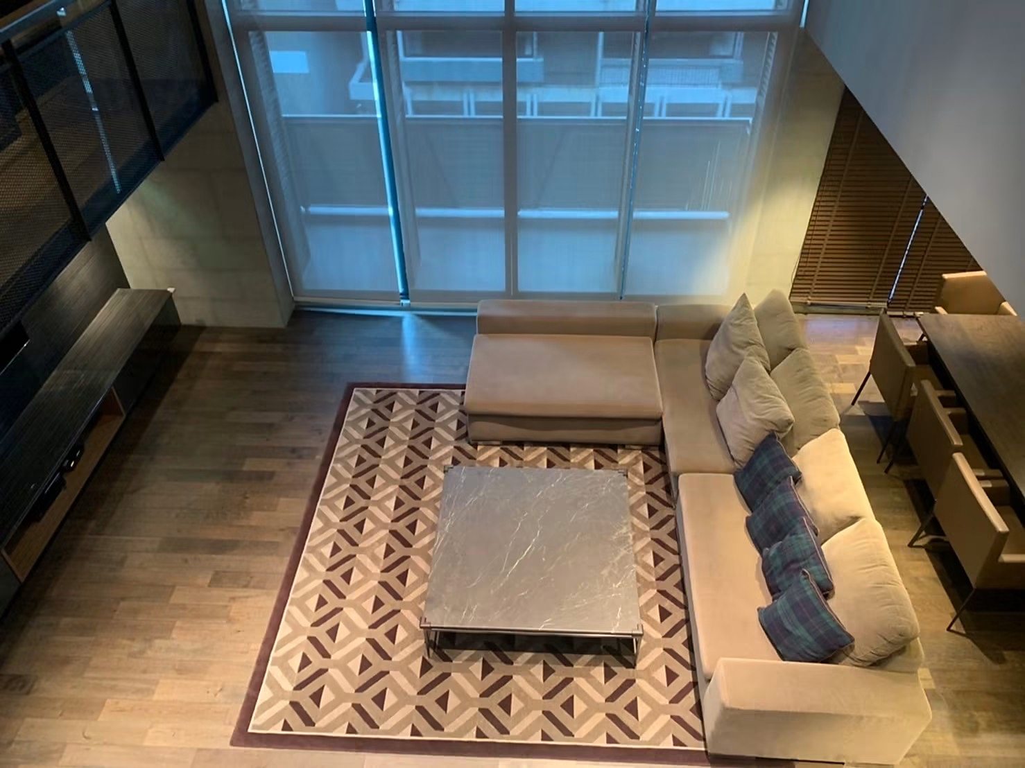 Rende Sukhumvit 23: Living room from above