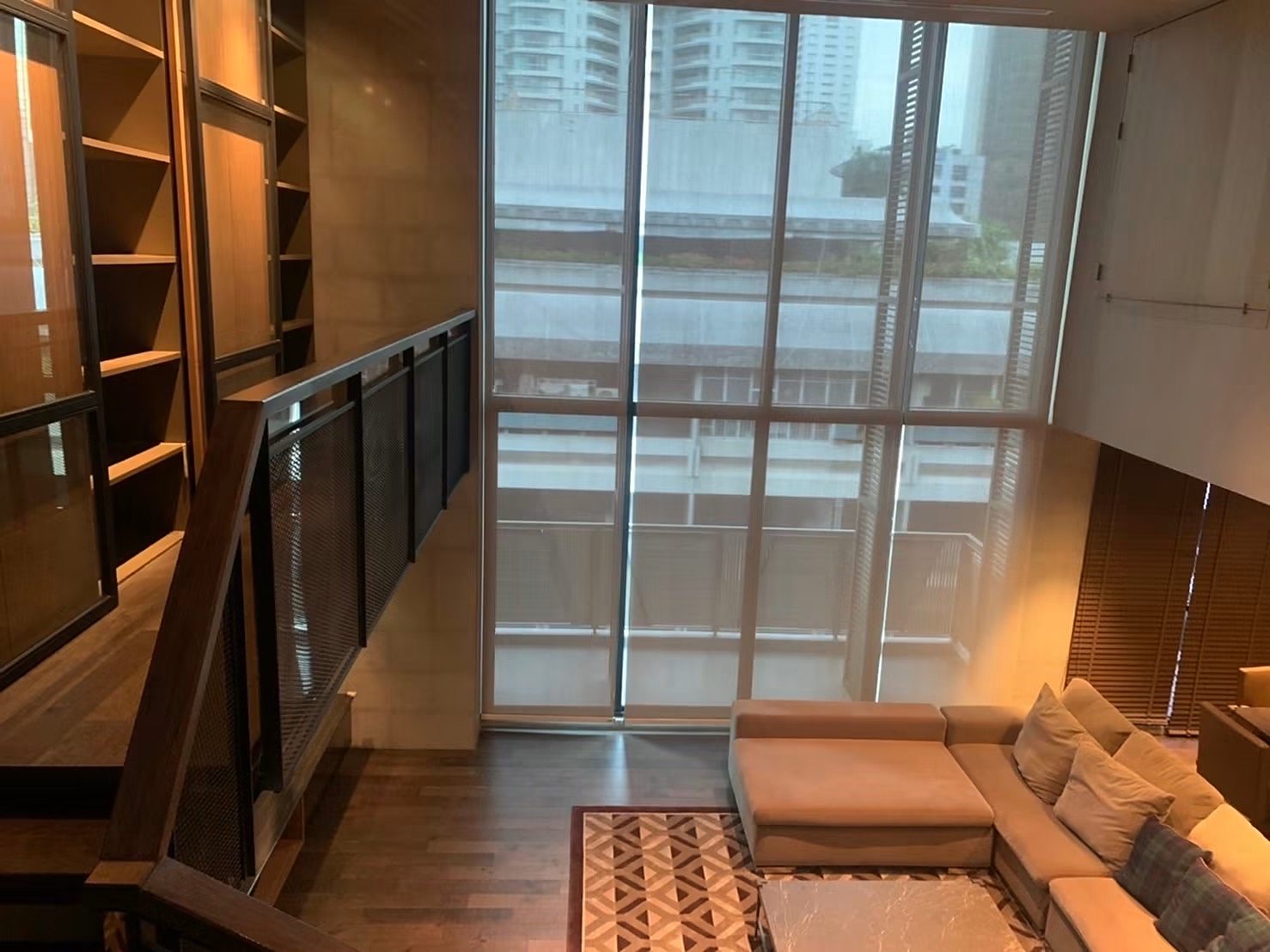 Rende Sukhumvit 23: Mezzanine and living area