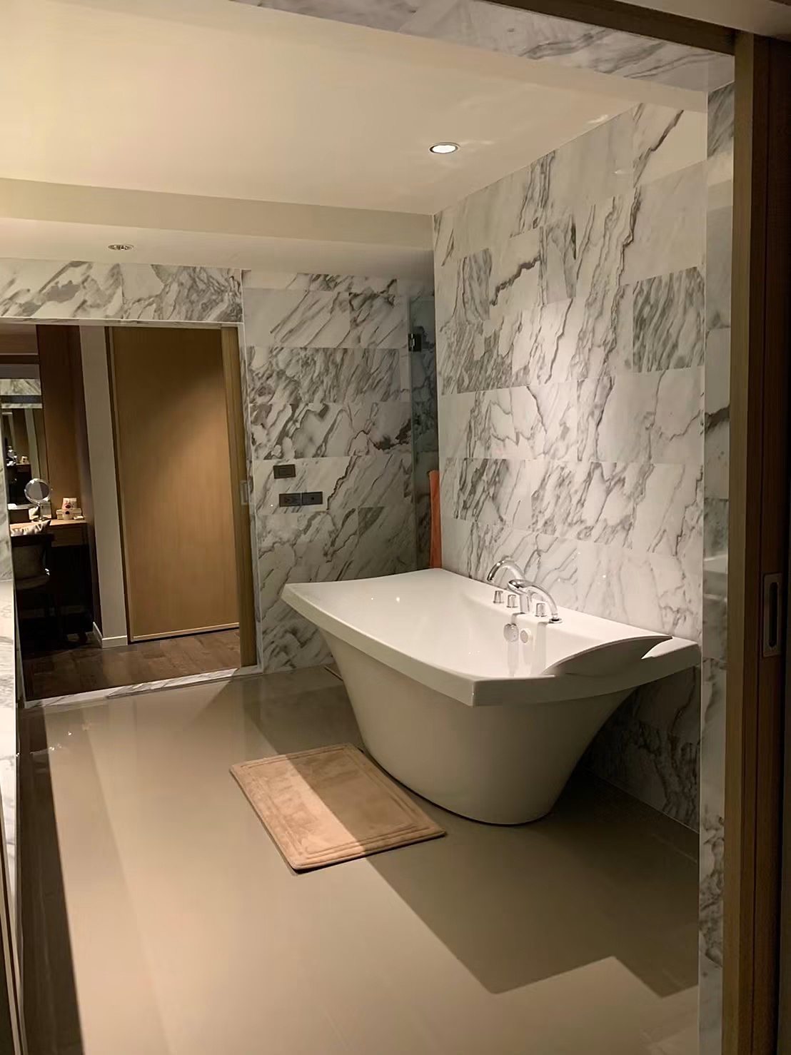 Rende Sukhumvit 23: Bathroom with bathtub