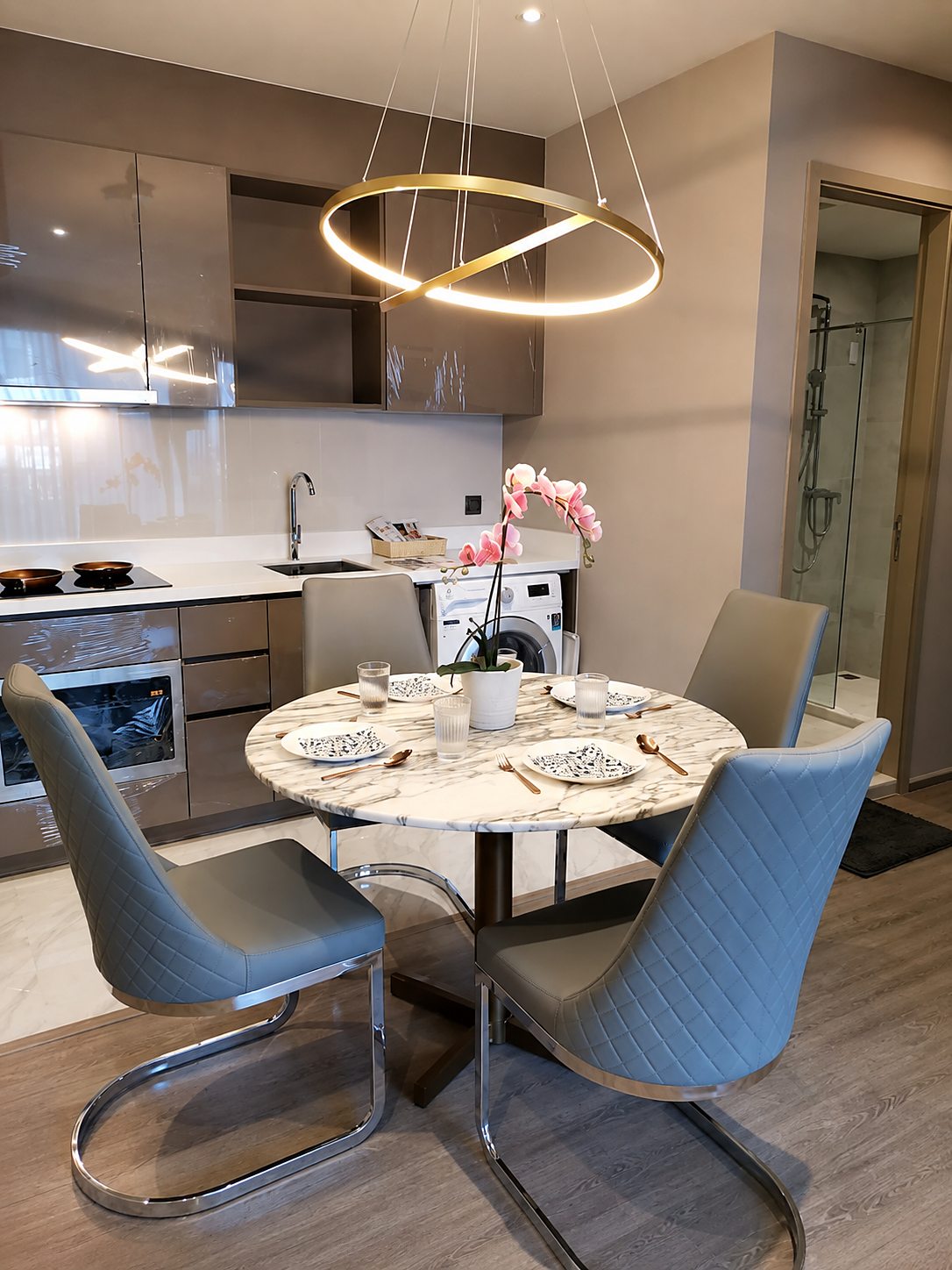 Rhythm Ekkamai: Dining area and kitchen