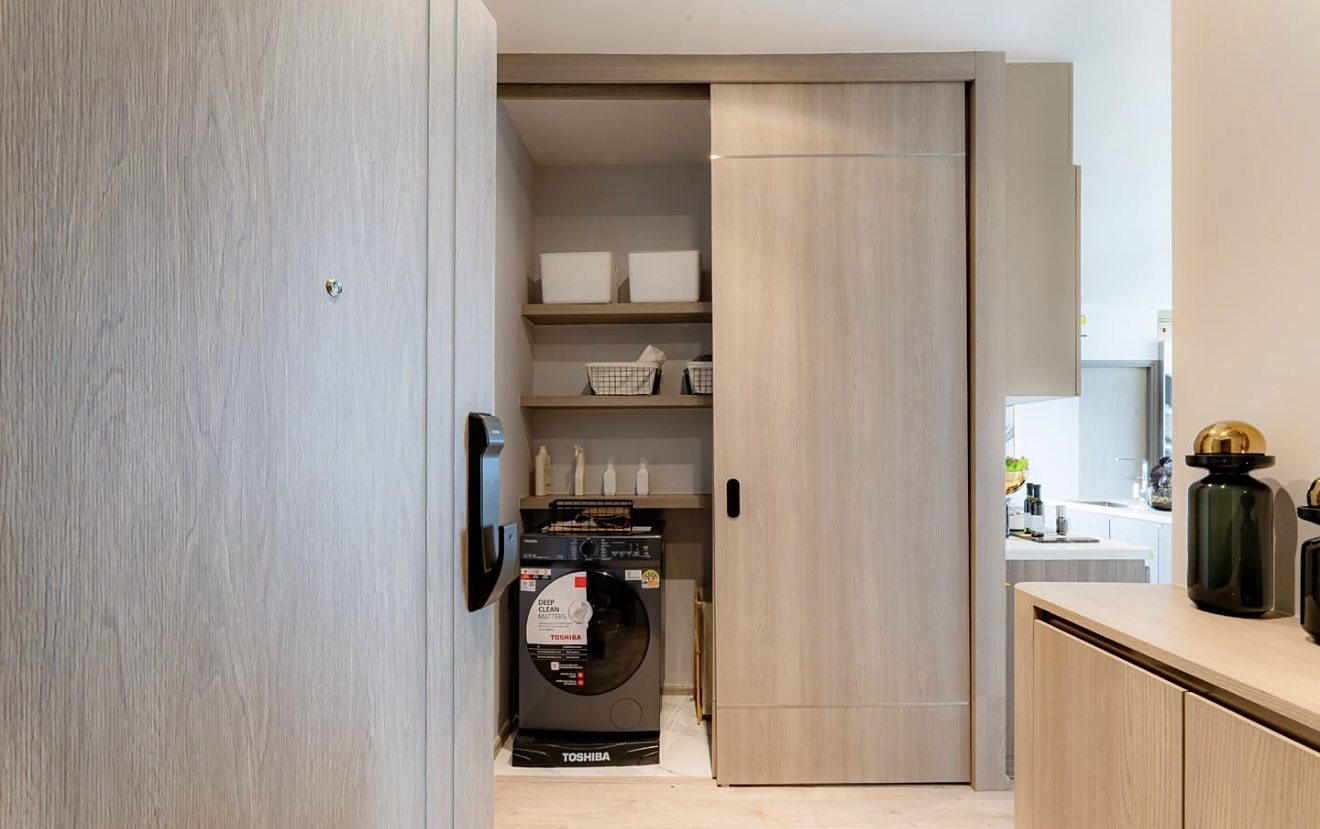 Rhythm Ekkamai Estate: Laundry closet [show unit]