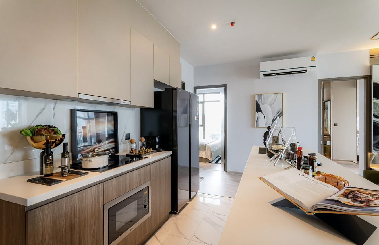 Rhythm Ekkamai Estate: Kitchen [show unit]