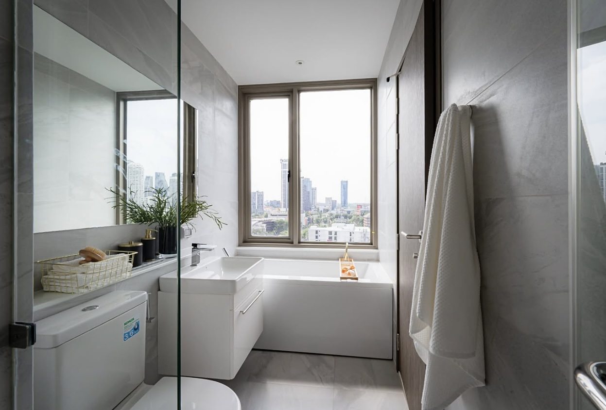 Rhythm Ekkamai Estate: Bathroom with bathtub [show unit]