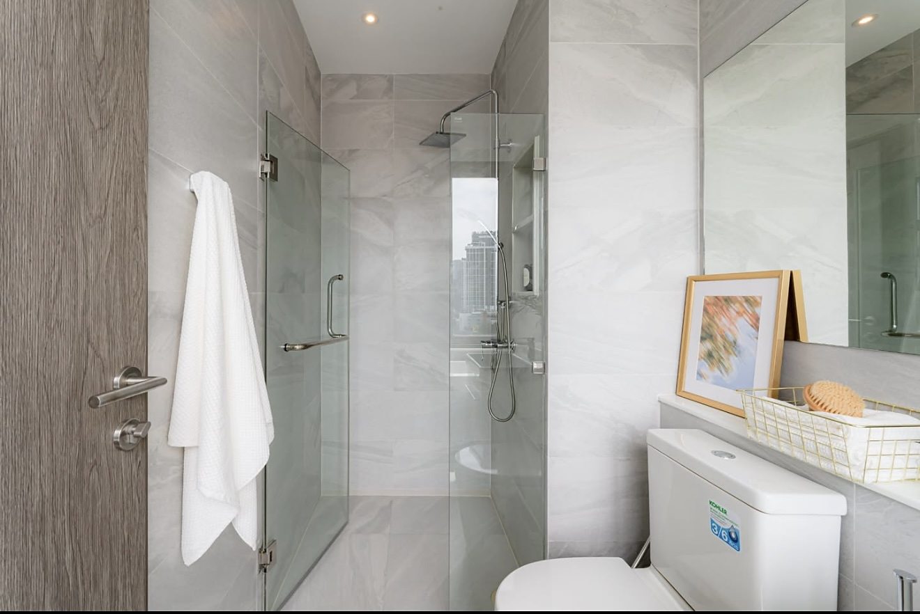 Rhythm Ekkamai Estate: Shower room [show unit]