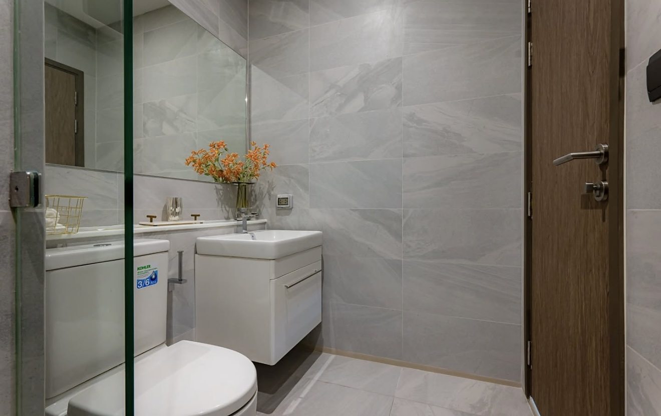 Rhythm Ekkamai Estate: Guest bathroom [show unit]