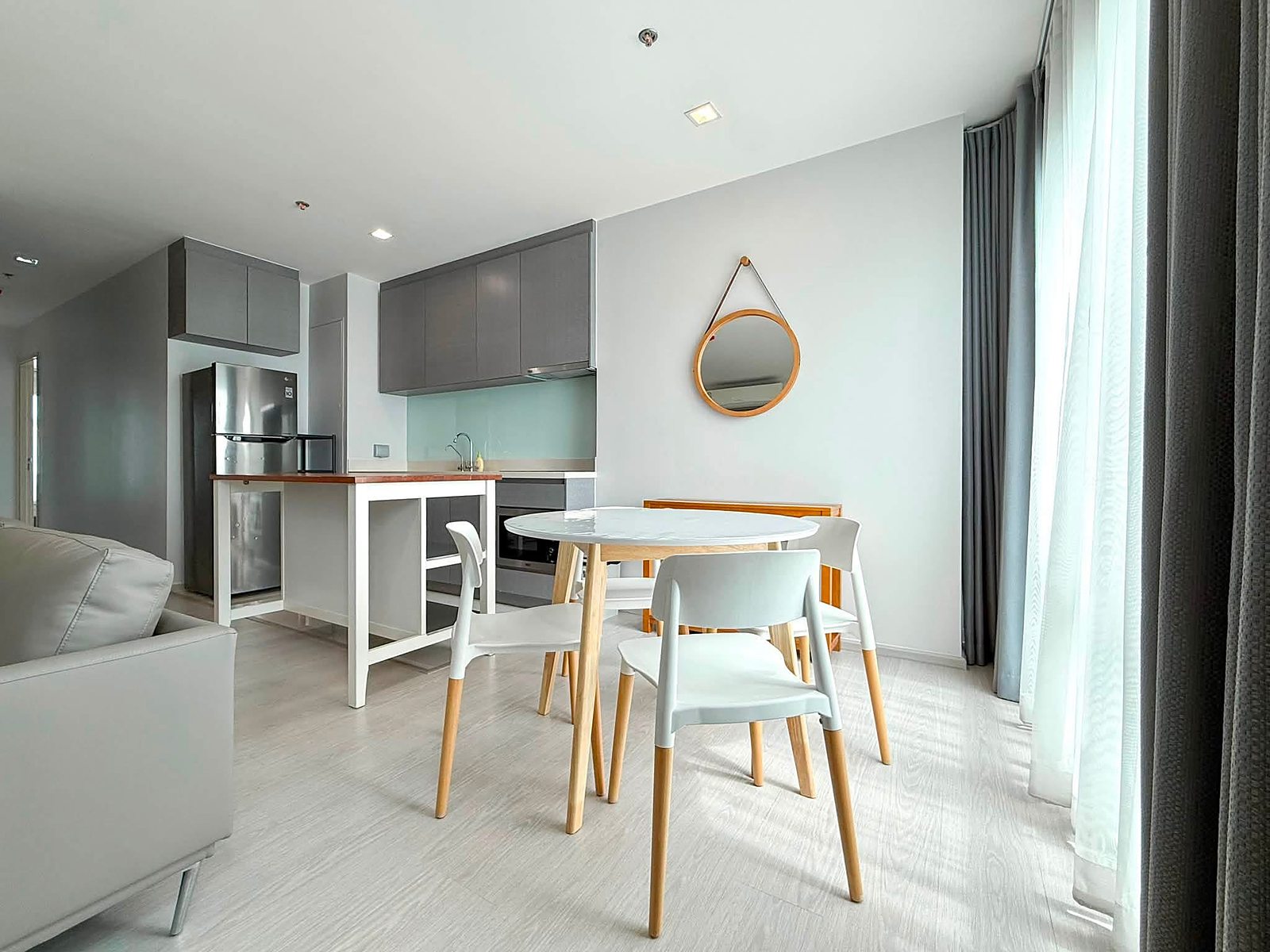 Rhythm Sukhumvit 36-38: Dining area and kitchen
