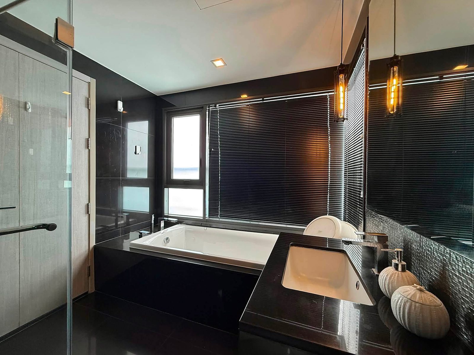 Rhythm Sukhumvit 36-38: Bathroom with bathtub